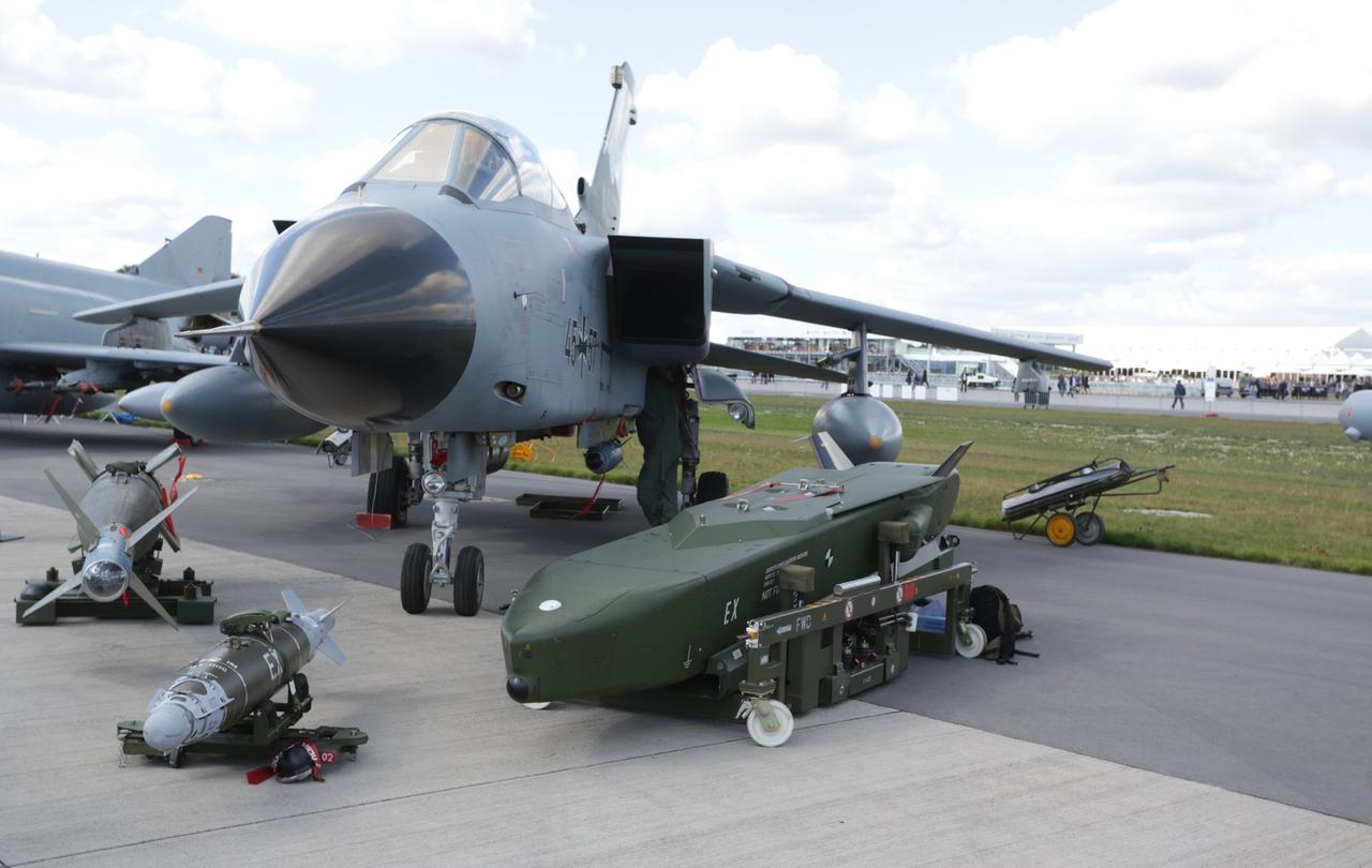 Ein Tornado-Kampfjet steht auf dem Rollfeld eines Flughafens, davor liegt ein Luft-Boden-Marschflugkörper vom Typ Taurus.