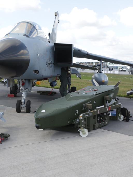 Ein Tornado mit einem davor liegenden Luft-Boden-Marschflugkörper "Taurus".