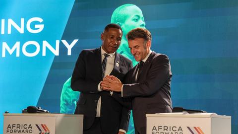 Frankreichs Präsident Macron schüttelt dem Präsidenten von Botswana, Duma Boko, die Hand. 
