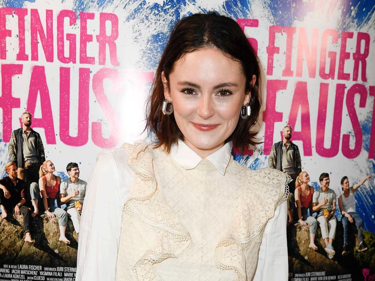 Die Schauspielerin Lea van Acken bei der Filmpremiere von "Fünf Finger sind ne Faust"