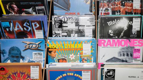 Bunte Schallplatten-Cover von den Ramones, Motörhead und anderen Bands stehen in einem Berliner Plattenladen.