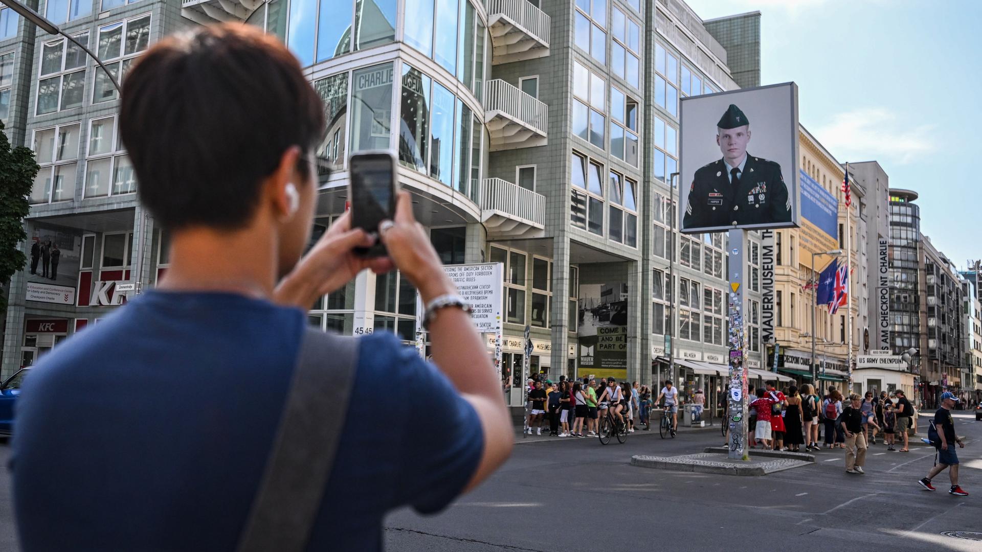 Berlin: Ein junger Mann fotografiert am Checkpoint Charlie den ehemaligen Grenzübergang. Berlin: Ein junger Mann fotografiert am Checkpoint Charlie den ehemaligen Grenzübergang.