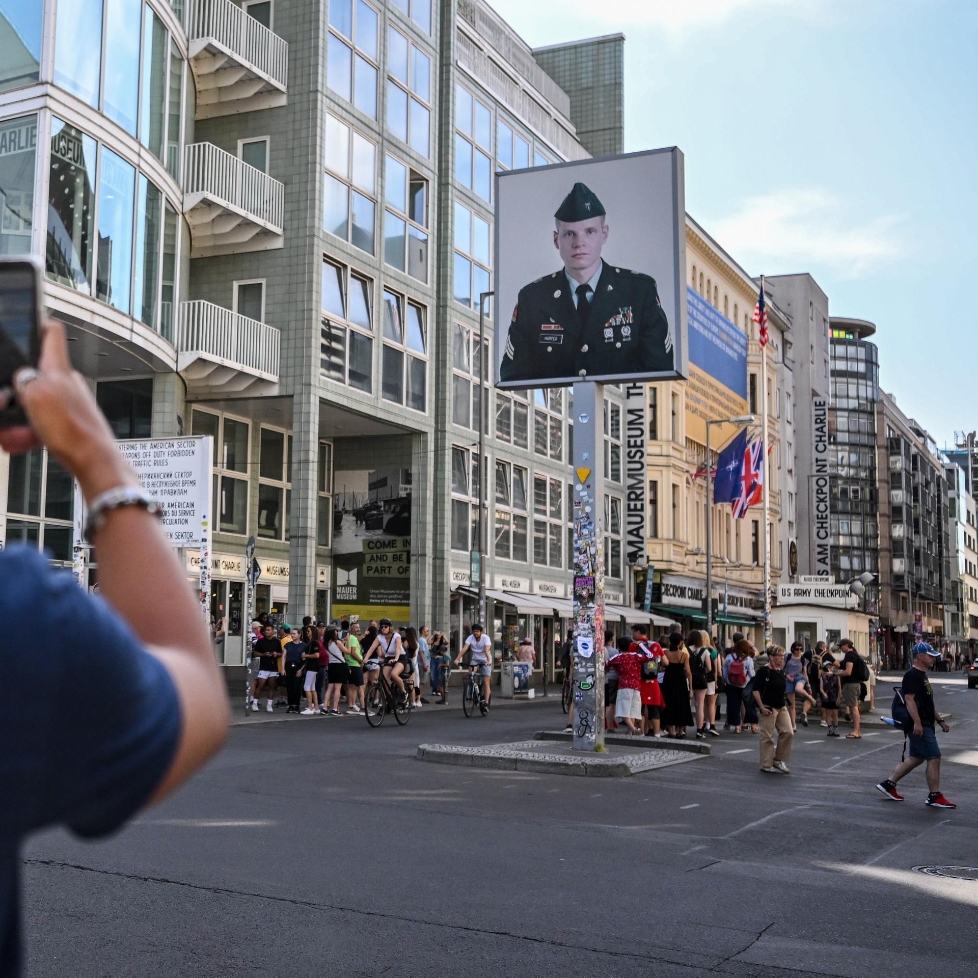 Berlin: Ein junger Mann fotografiert am Checkpoint Charlie den ehemaligen Grenzübergang.