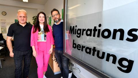 Mustafa Calikoglu, Kateryna Nazarenko und Sami Bouhari (v.l.) stehen an der geöffneten Tür der Migrationsberatung der AWO in in Bochum-Wattenscheid.