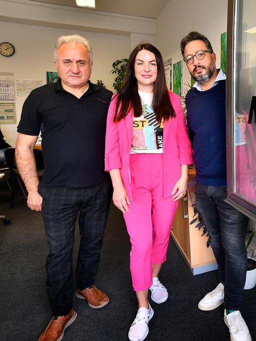 Mustafa Calikoglu, Kateryna Nazarenko und Sami Bouhari (v.l.) stehen an der geöffneten Tür der Migrationsberatung der AWO in in Bochum-Wattenscheid.
