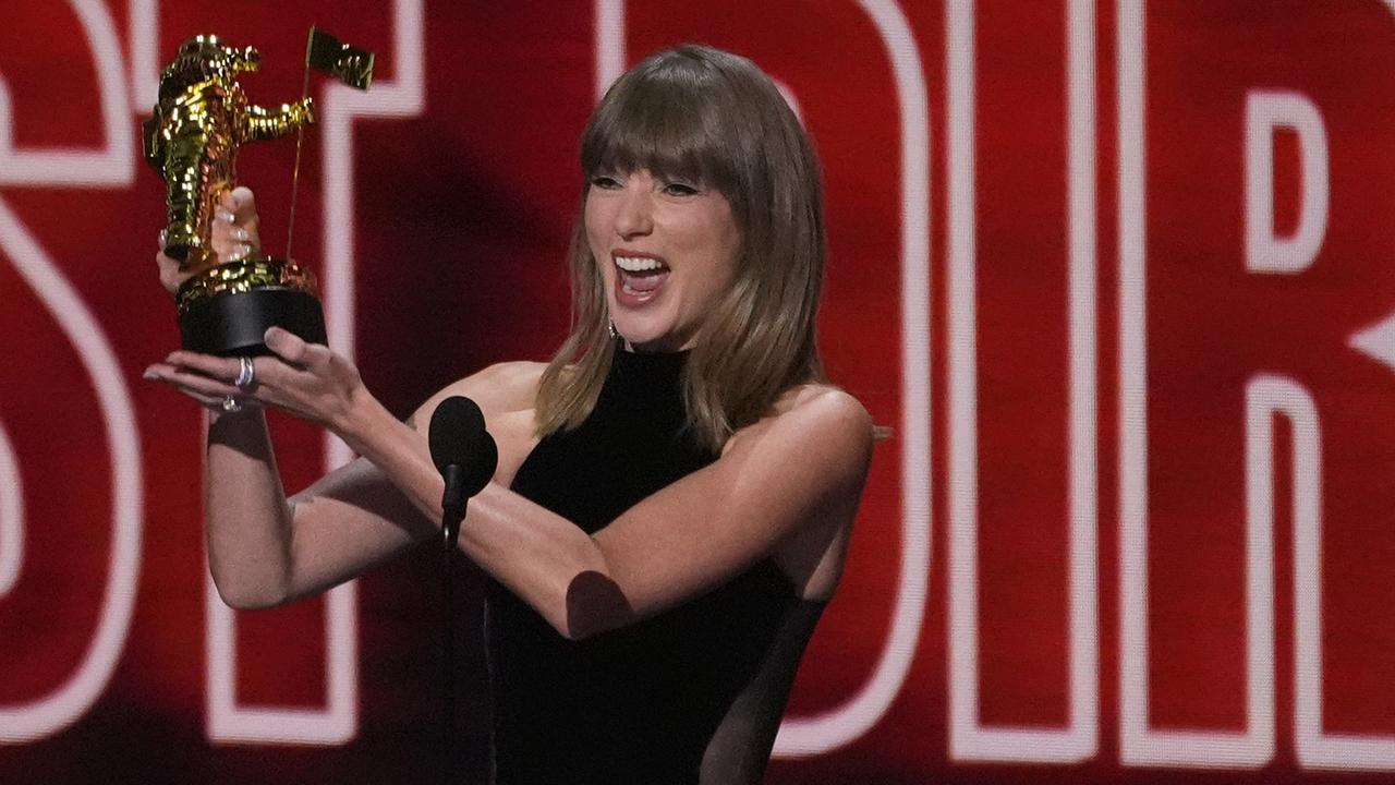 Taylor Swift nimmt im Peacock Theater in Los Angeles den "MTV VMA Artist Director Honors"-Preis im Rahmen der MTV Video Music Awards entgegen. 