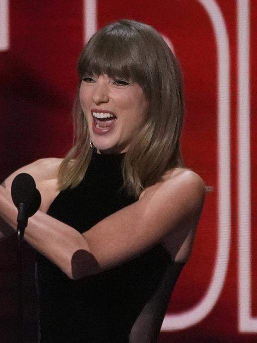 Taylor Swift nimmt im Peacock Theater in Los Angeles den "MTV VMA Artist Director Honors"-Preis im Rahmen der MTV Video Music Awards entgegen. Taylor Swift nimmt im Peacock Theater in Los Angeles den "MTV VMA Artist Director Honors"-Preis im Rahmen der MTV Video Music Awards entgegen.