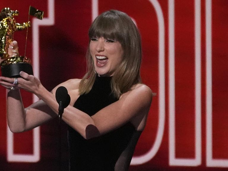 Taylor Swift nimmt im Peacock Theater in Los Angeles den "MTV VMA Artist Director Honors"-Preis im Rahmen der MTV Video Music Awards entgegen. Taylor Swift nimmt im Peacock Theater in Los Angeles den "MTV VMA Artist Director Honors"-Preis im Rahmen der MTV Video Music Awards entgegen.