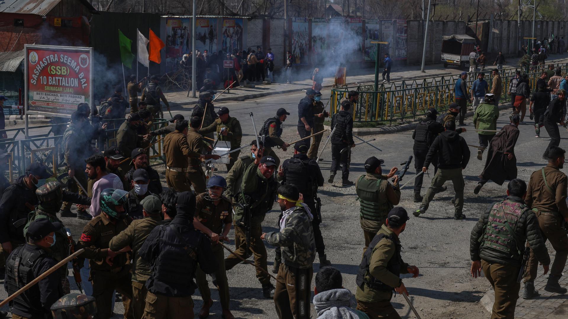 Indische paramilitärische Soldaten und Polizisten setzen Gewalt ein, um schiitische Muslime während eines Protests gegen die Tötung des iranischen Obersten Führers Ayatollah Ali Khamenei in Srinagar.