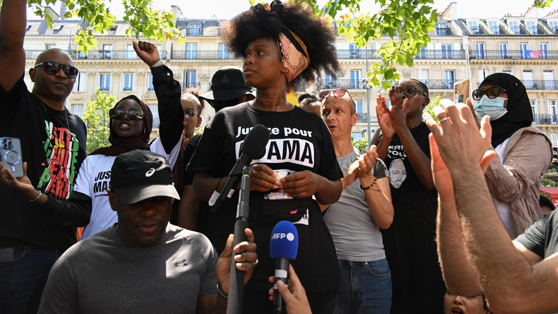 Die Aktivistin Assa Traoré spricht am Place de la République in Paris. Ihr Bruder Adama Traoré war vor sieben Jahren in Polizeigewahrsam gestorben.