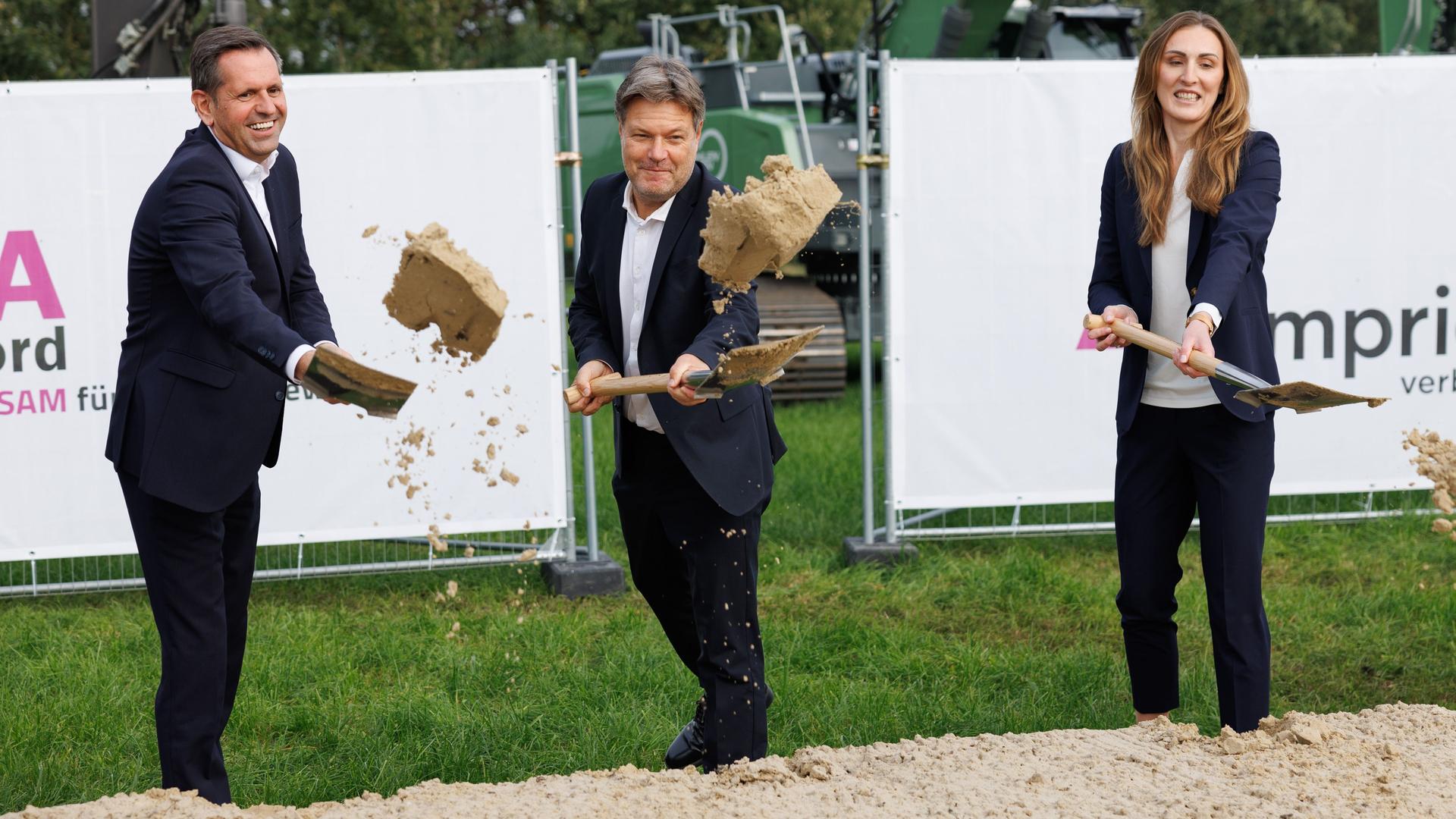 Meppen: Niedersachsens Wirtschaftsminister Olaf Lies (l-r, SPD), Bundeswirtschaftsminister Robert Habeck (Grüne), und Alexandra Kropp, Gesamtprojektleitung A-Nord Amprion, stehen beim Spatenstich für den Bau der Erdkabeltrasse A-Nord nebeneinander.