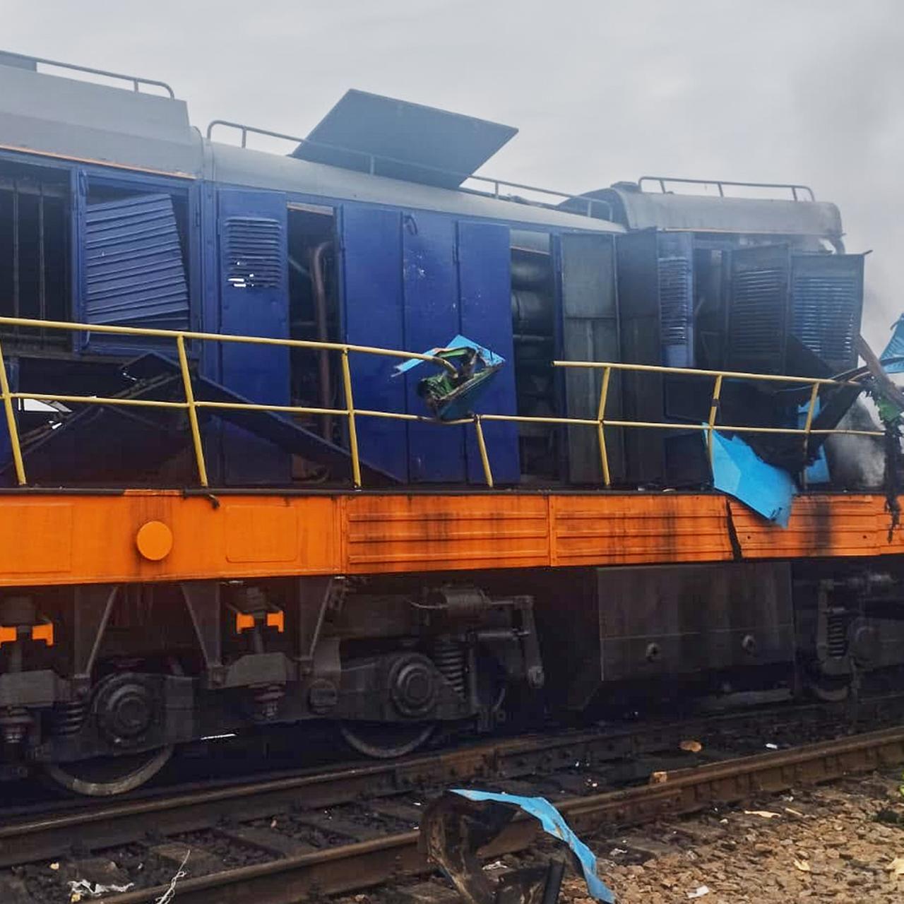 Der von einer russischen Drohne zerstörte Passagierzug steht in Yahodyn auf den Gleisen.
