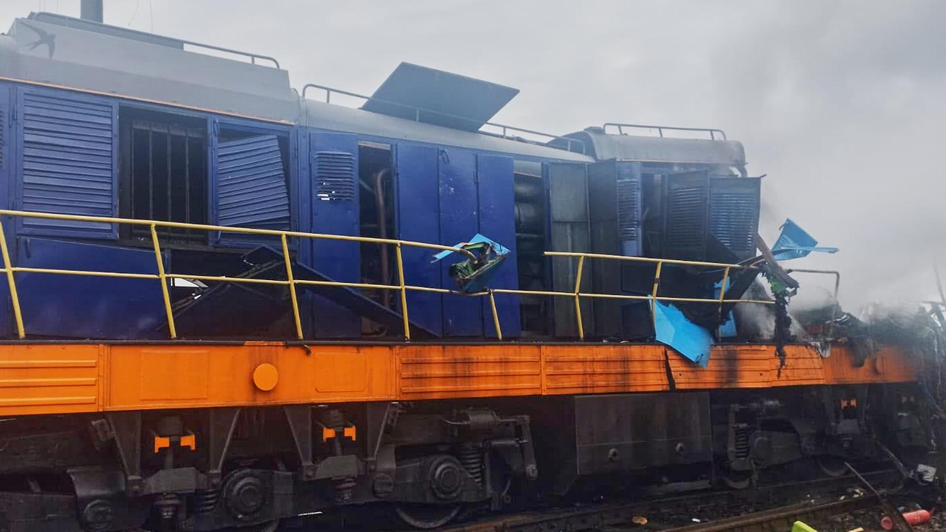 Der von einer russischen Drohne zerstörte Passagierzug steht in Yahodyn auf den Gleisen. Der von einer russischen Drohne zerstörte Passagierzug steht in Yahodyn auf den Gleisen.