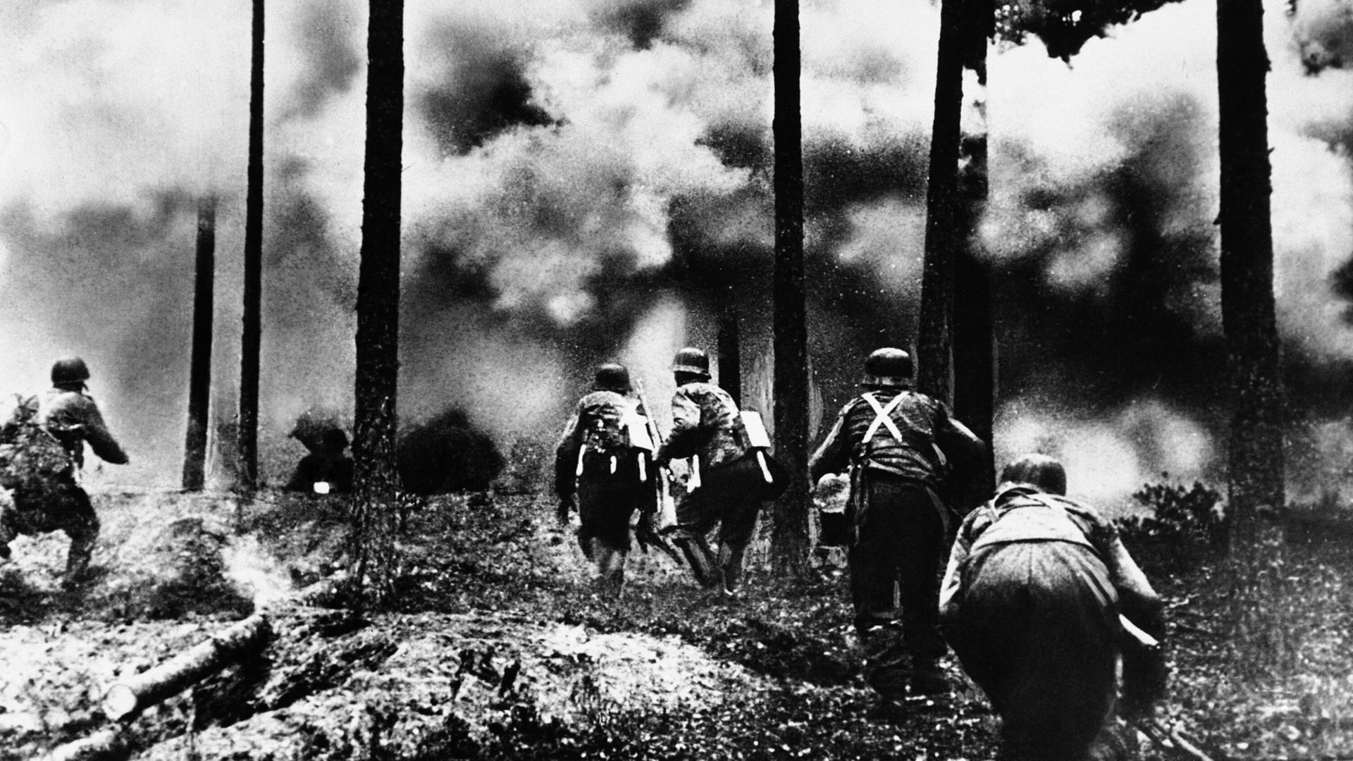 Auf diesem Archivfoto vom November 1941 rücken Truppen durch einen brennenden Wald im nördlichen Abschnitt der russischen Front vor.