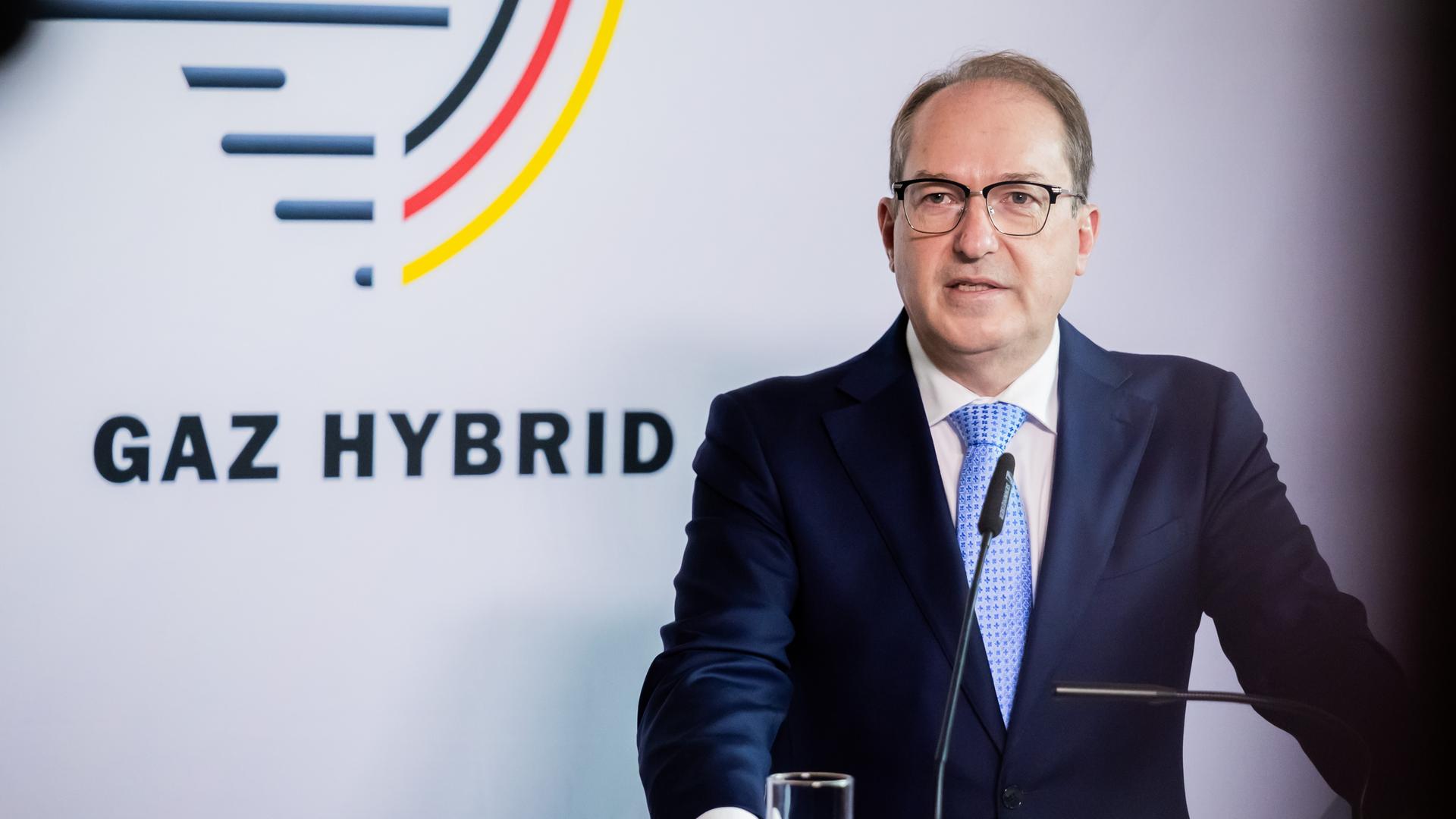 Alexander Dobrindt (CSU), Bundesinnenminister, spricht bei der Einweihung des Gemeinsamen Zentrums zur Abwehr hybrider Bedrohungen (GAZ Hybrid) in Berlin. Alexander Dobrindt (CSU), Bundesinnenminister, spricht bei der Einweihung des Gemeinsamen Zentrums zur Abwehr hybrider Bedrohungen (GAZ Hybrid) in Berlin.