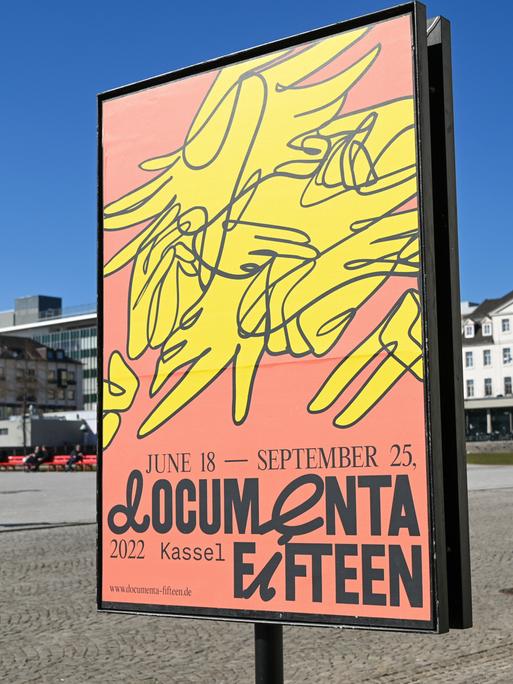 Plakat in der Kasseler Innenstadt macht Werbung für die Documenta 15.