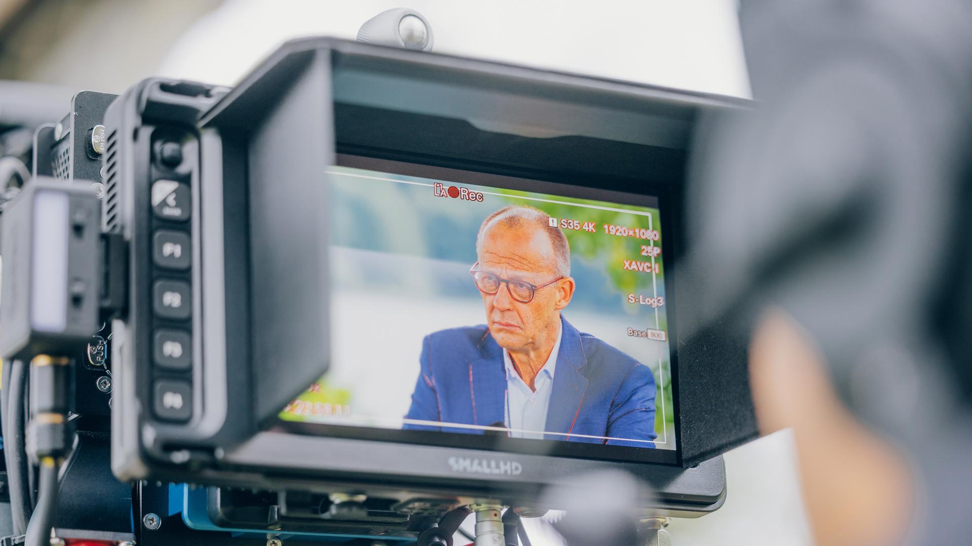 Bundeskanzler Friedrich Merz im Sucher einer Fernsehkamera Bundeskanzler Friedrich Merz im Sucher einer Fernsehkamera