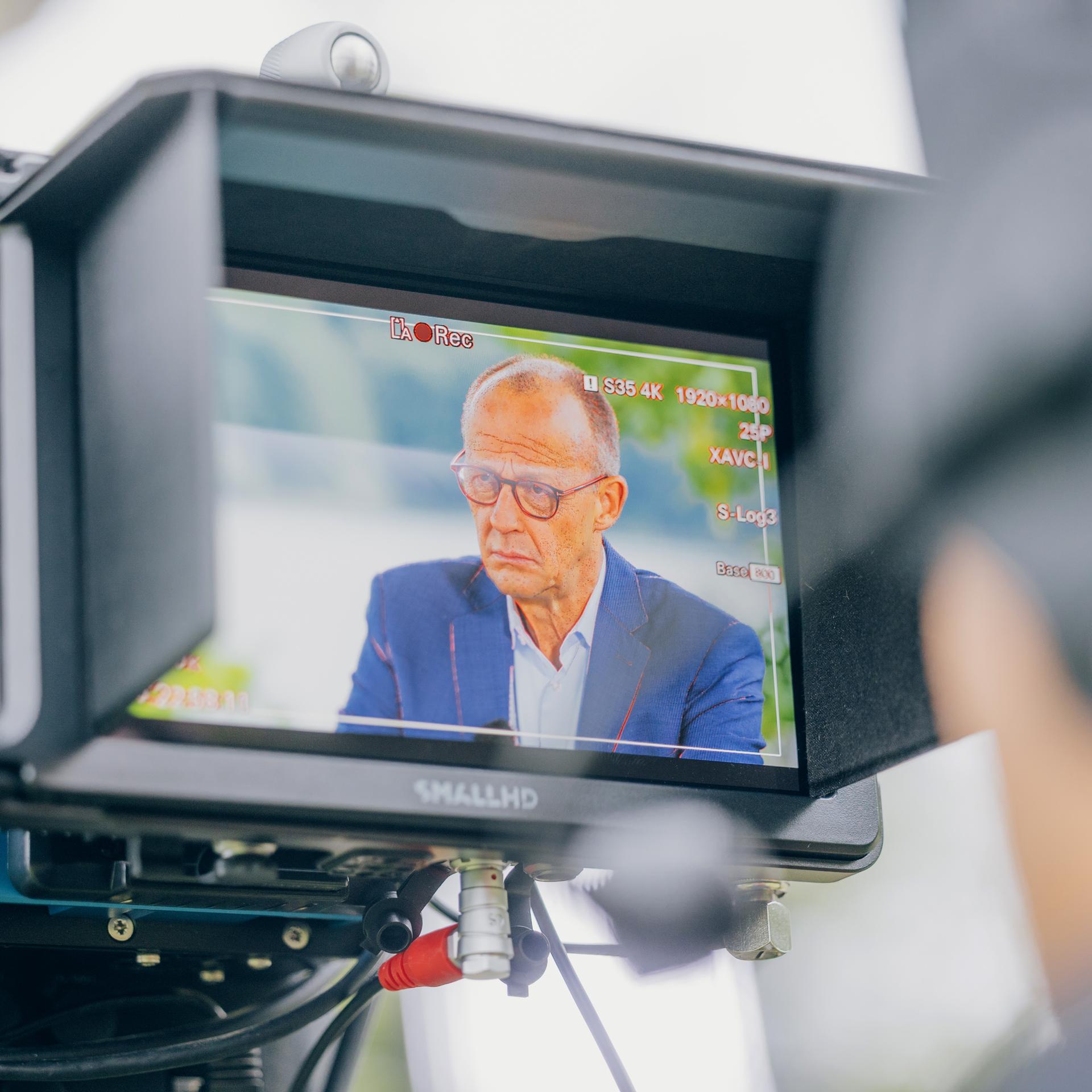 Bundeskanzler Friedrich Merz im Sucher einer Fernsehkamera 
