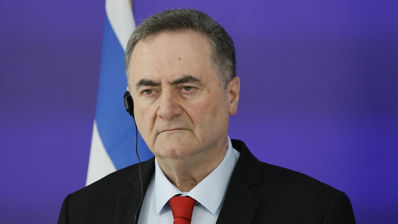Israels Verteidigungsminister Israel Katz schaut ernst.