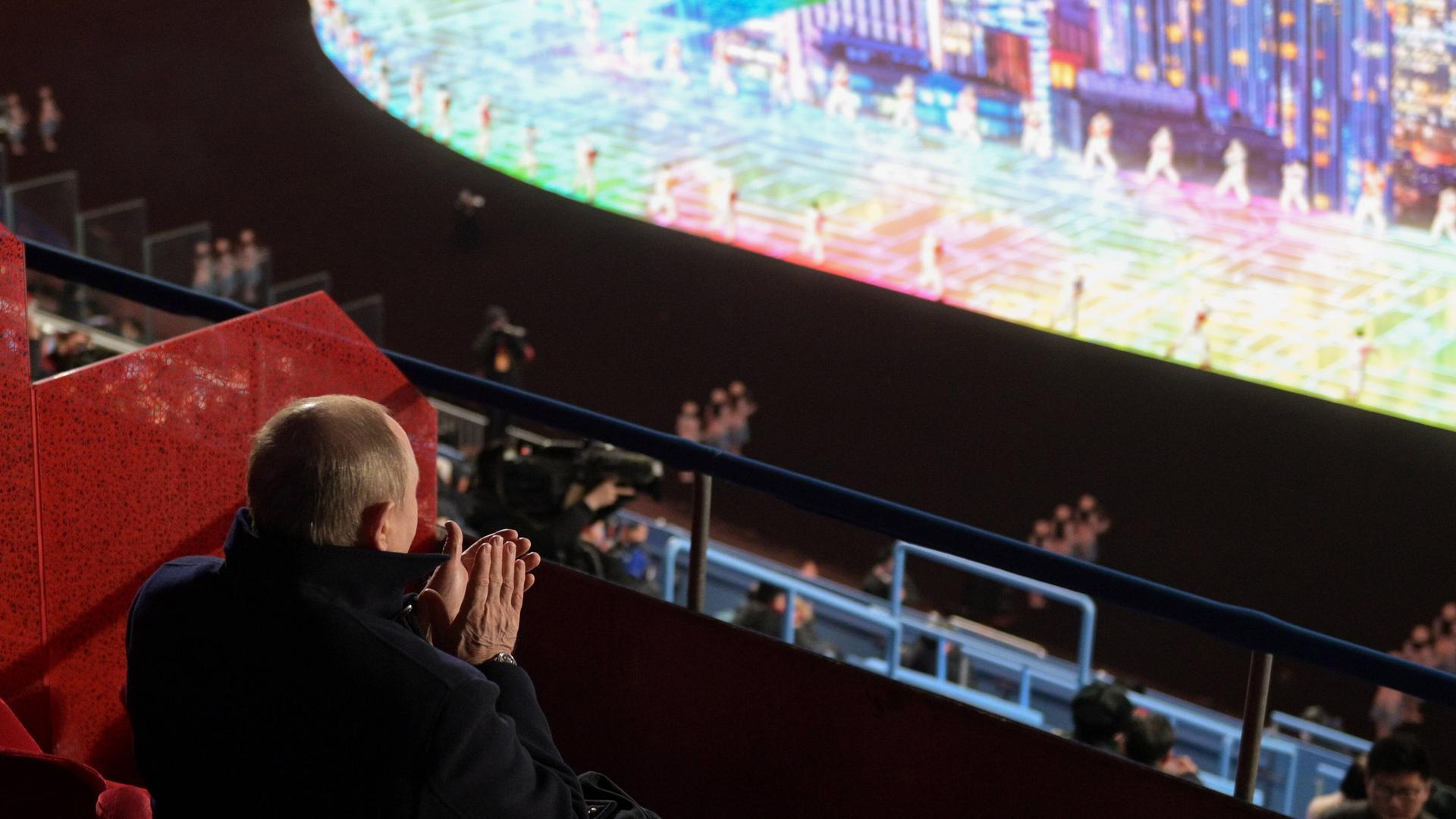 Russlands Staatspräsident Wladimir Putin applaudiert bei der Eröffnungsfeier der Olympischen Winterspiele in Peking 2022.