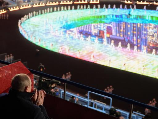 Russlands Staatspräsident Wladimir Putin applaudiert bei der Eröffnungsfeier der Olympischen Winterspiele in Peking 2022.