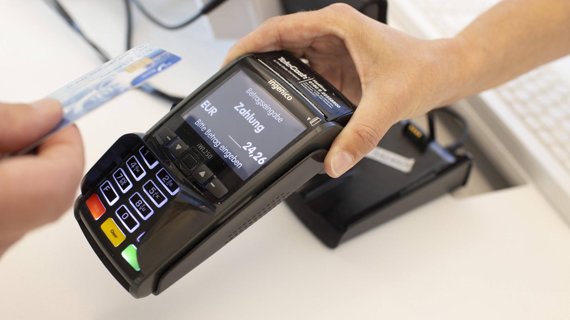 Kartenzahlung an einem EC Terminal. Kartenzahlung an einem EC Terminal.