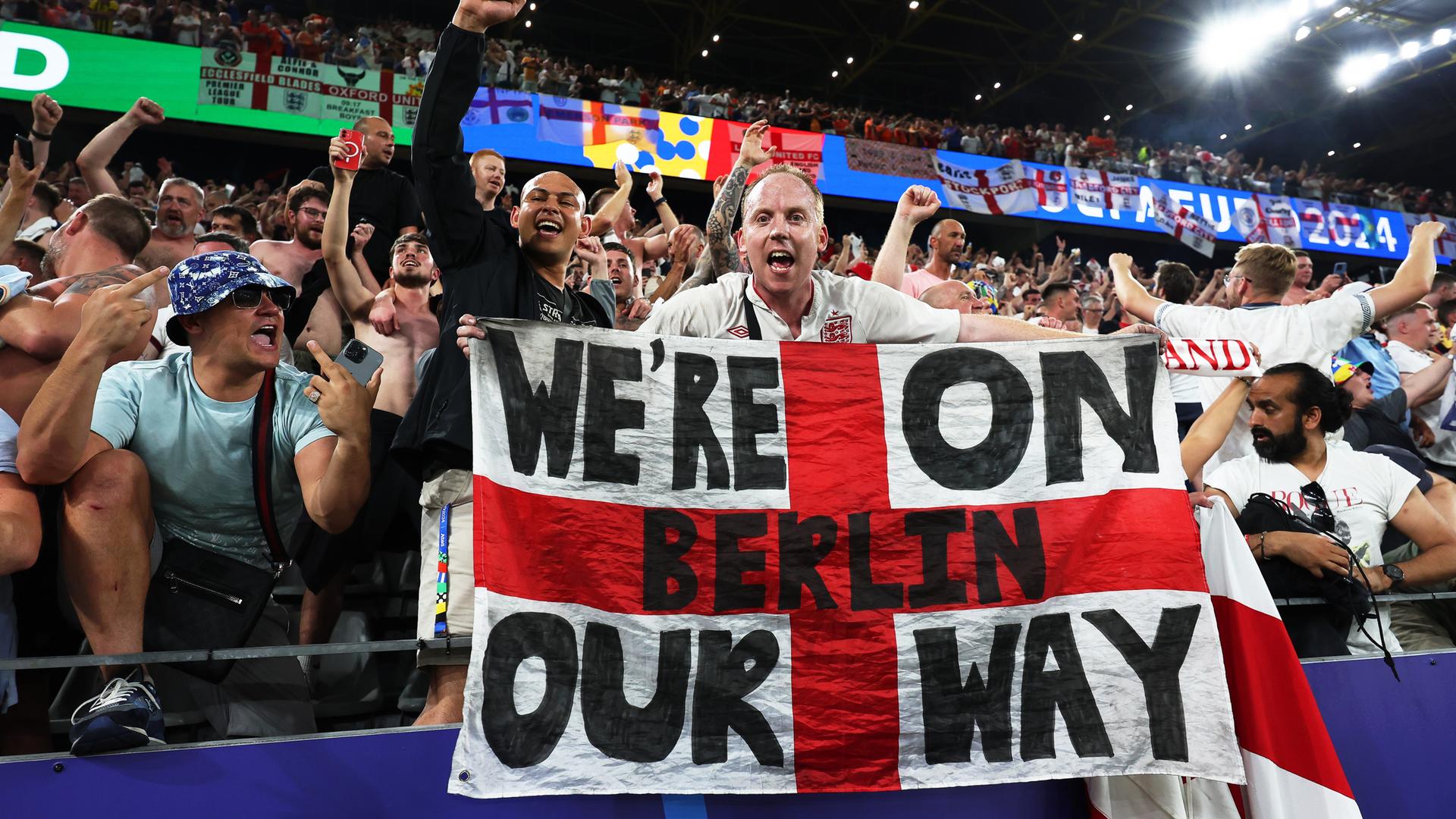Fußball, UEFA Euro 2024, EM, Niederlande - England, Finalrunde, Halbfinale, Stadion Dortmund, Ein Fan von England jubelt mit einem Banner mit der Aufschrift "We're on our way - Berlin" über den Finaleinzug seiner Mannschaft.