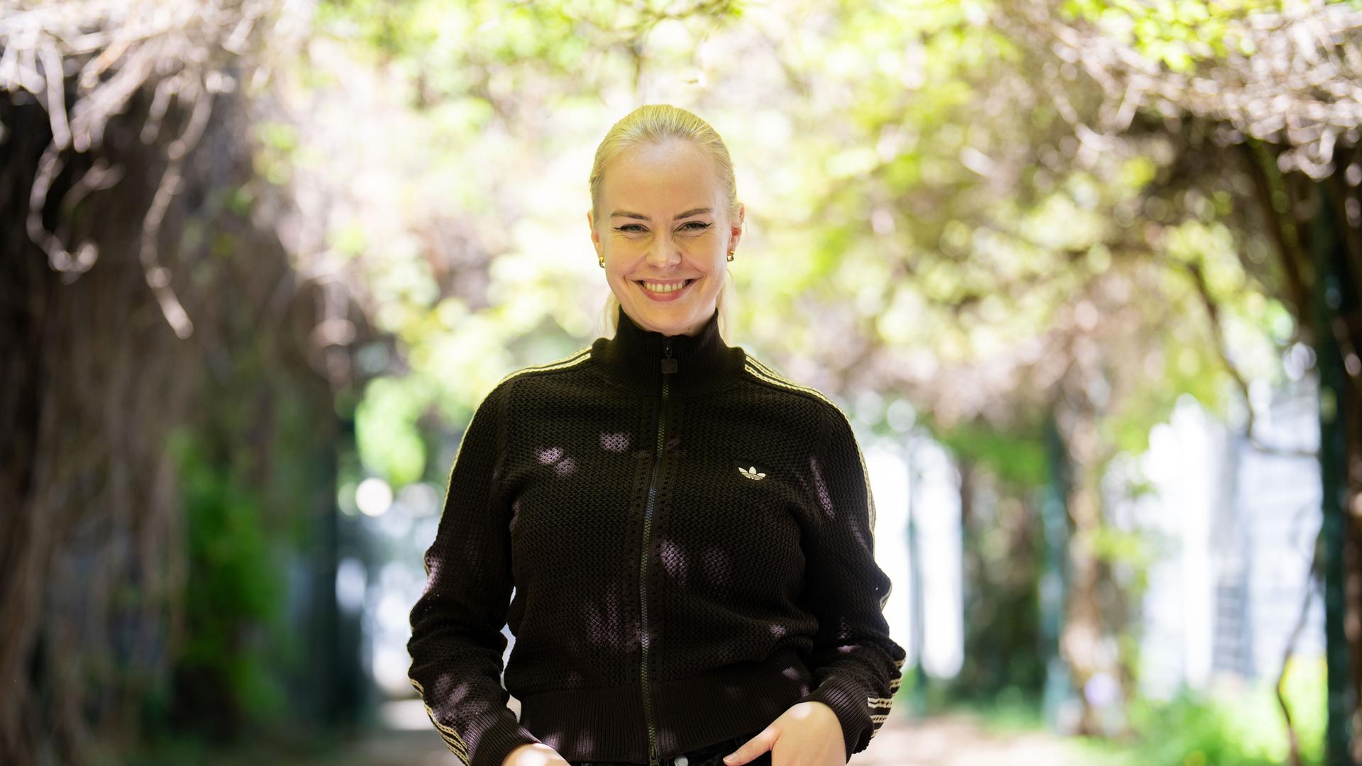 Poetry-Artistin und Bestseller-Autorin Clara Lösel am Freitag, 24. April 2026, im Rahmen eines Interviews 