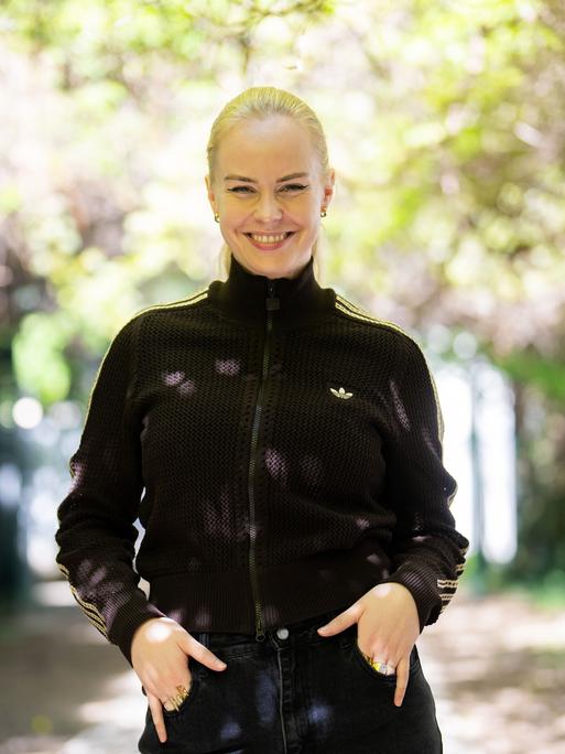 Poetry-Artistin und Bestseller-Autorin Clara Lösel am Freitag, 24. April 2026, im Rahmen eines Interviews 