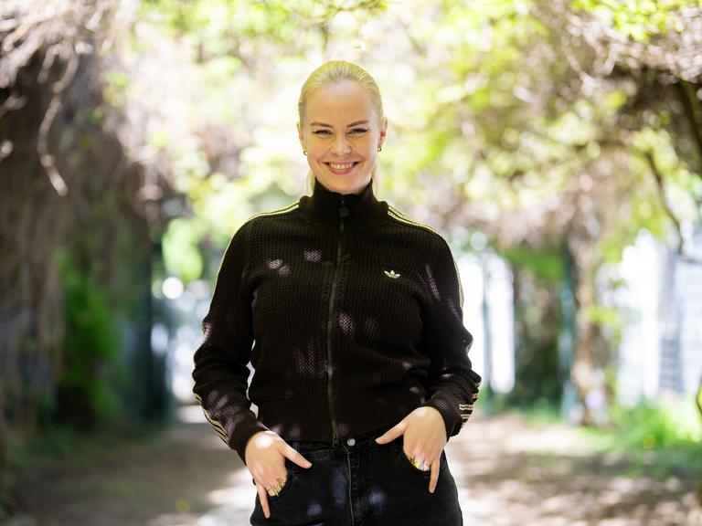 Poetry-Artistin und Bestseller-Autorin Clara Lösel am Freitag, 24. April 2026, im Rahmen eines Interviews 