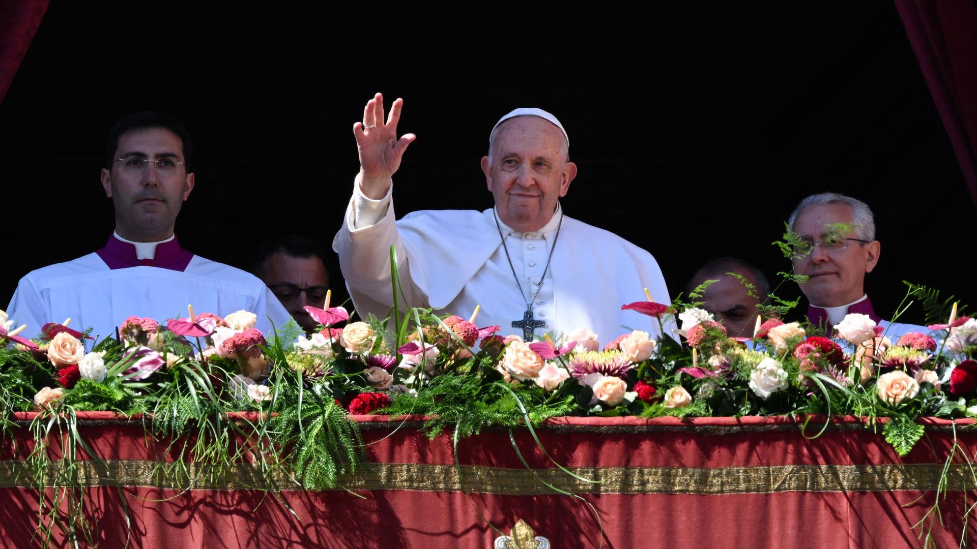 Papst Franziskus spricht von einem Balkon über dem Petersplatz an Ostersonntag