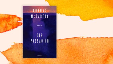 Das Buchcover von Cormac McCarthys Roman "Der Passagier" vor einem orange aquarellierten Hintergrund.