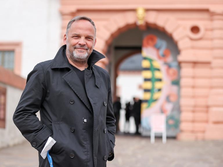 Dirk Neubauer  steht vor dem Schloss in Augustusburg