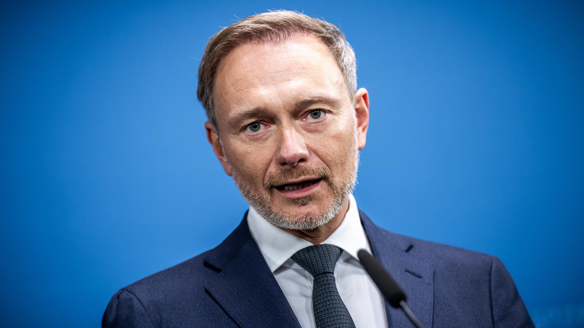 Christian Lindner (FDP), Bundesminister der Finanzen, gibt ein Pressestatement zu den Auswirkungen des Urteils des Bundesverfassungsgerichts zur Verwendung von Haushaltsmitteln.