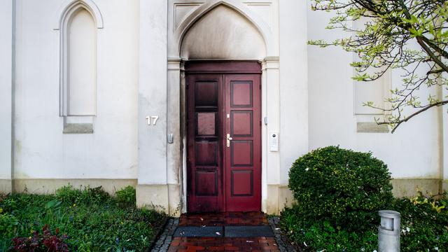Das Foto zeigt die verbrannte Tür an der Synagoge in der Stadt Oldenburg. 