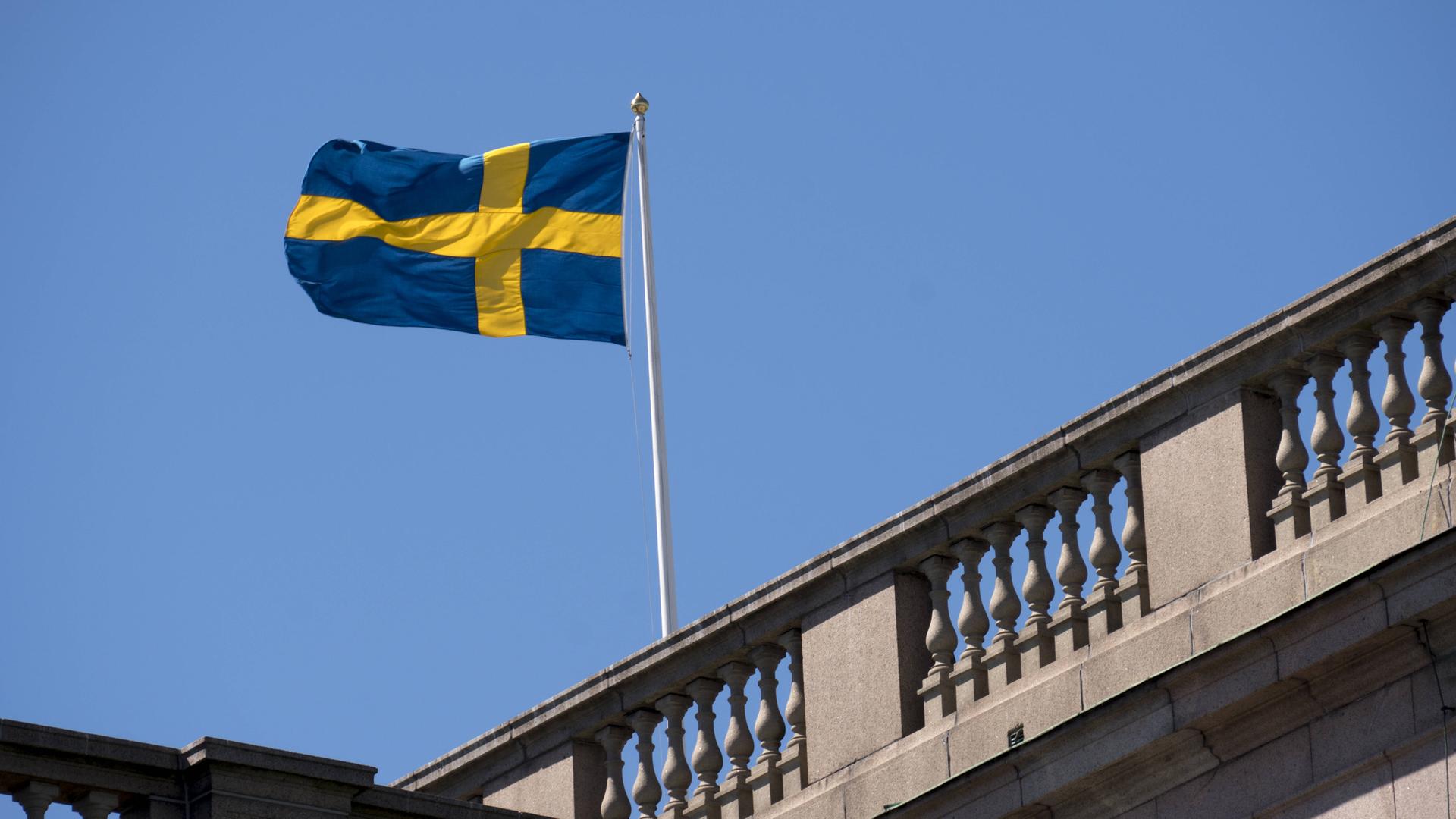 Die schwedische Flagge weht auf dem Reichstag (Riksdagshuset) in Stockholm. Wie die genauen Mehrheitsverhältnisse nach der Wahl aussehen, ist noch nicht ganz klar. 