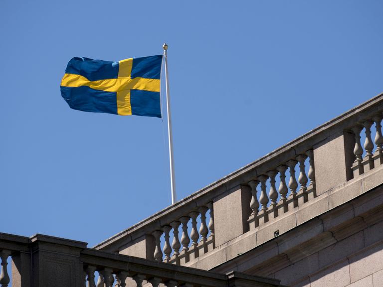Die schwedische Flagge weht auf dem Reichstag in Stockholm. Wie die genauen Mehrheitsverhältnisse nach der Wahl aussehen, ist noch nicht ganz klar. 