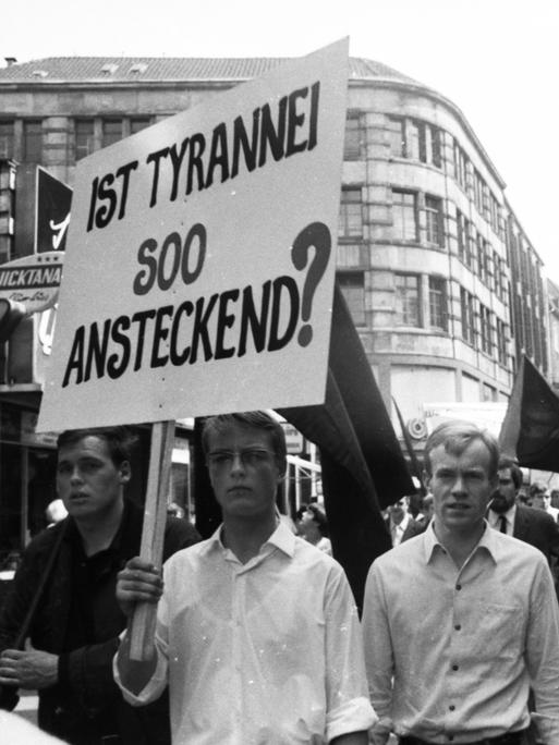 Der Tod von Benno Ohnesorg durch Schüsse der Polizei bei einer Anti-Schah-Demo in Berlin am 2.6.1967 löste bundesweit Trauer und Empörung aus wie hier in Dortmund.
