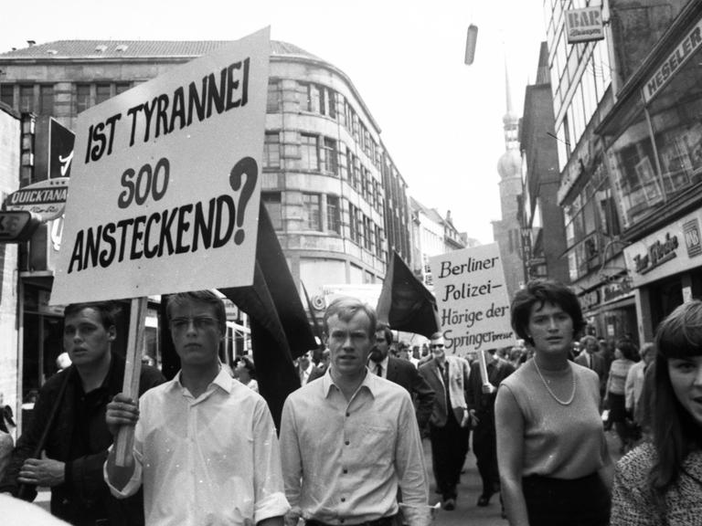Der Tod von Benno Ohnesorg durch Schüsse der Polizei bei einer Anti-Schah-Demo in Berlin am 2.6.1967 löste bundesweit Trauer und Empörung aus wie hier in Dortmund.