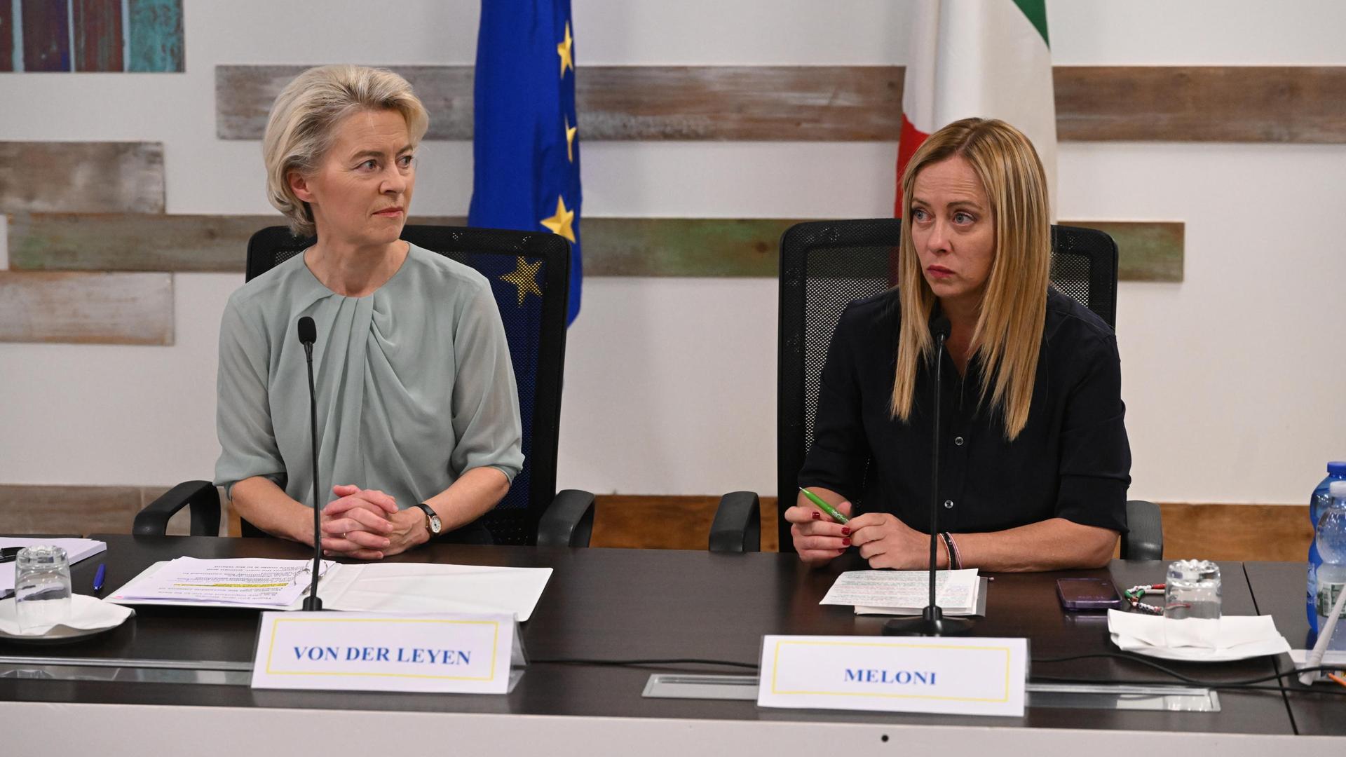 Die italienische Ministerpräsidentin Giorgia Meloni (R) und die EU-Kommissionspräsidentin Ursula von der Leyen (L) bei der gemeinsamen Pressekonferenz in Lampedusa.