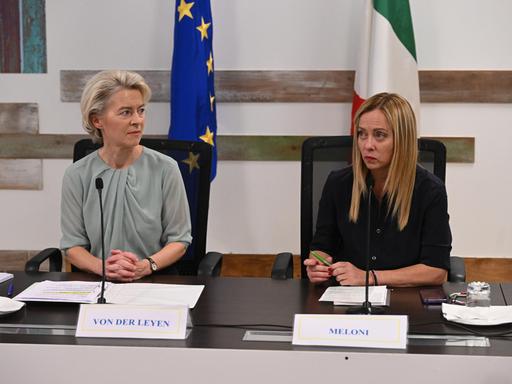 Die italienische Ministerpräsidentin Giorgia Meloni (R) und die EU-Kommissionspräsidentin Ursula von der Leyen (L) bei der gemeinsamen Pressekonferenz in Lampedusa.