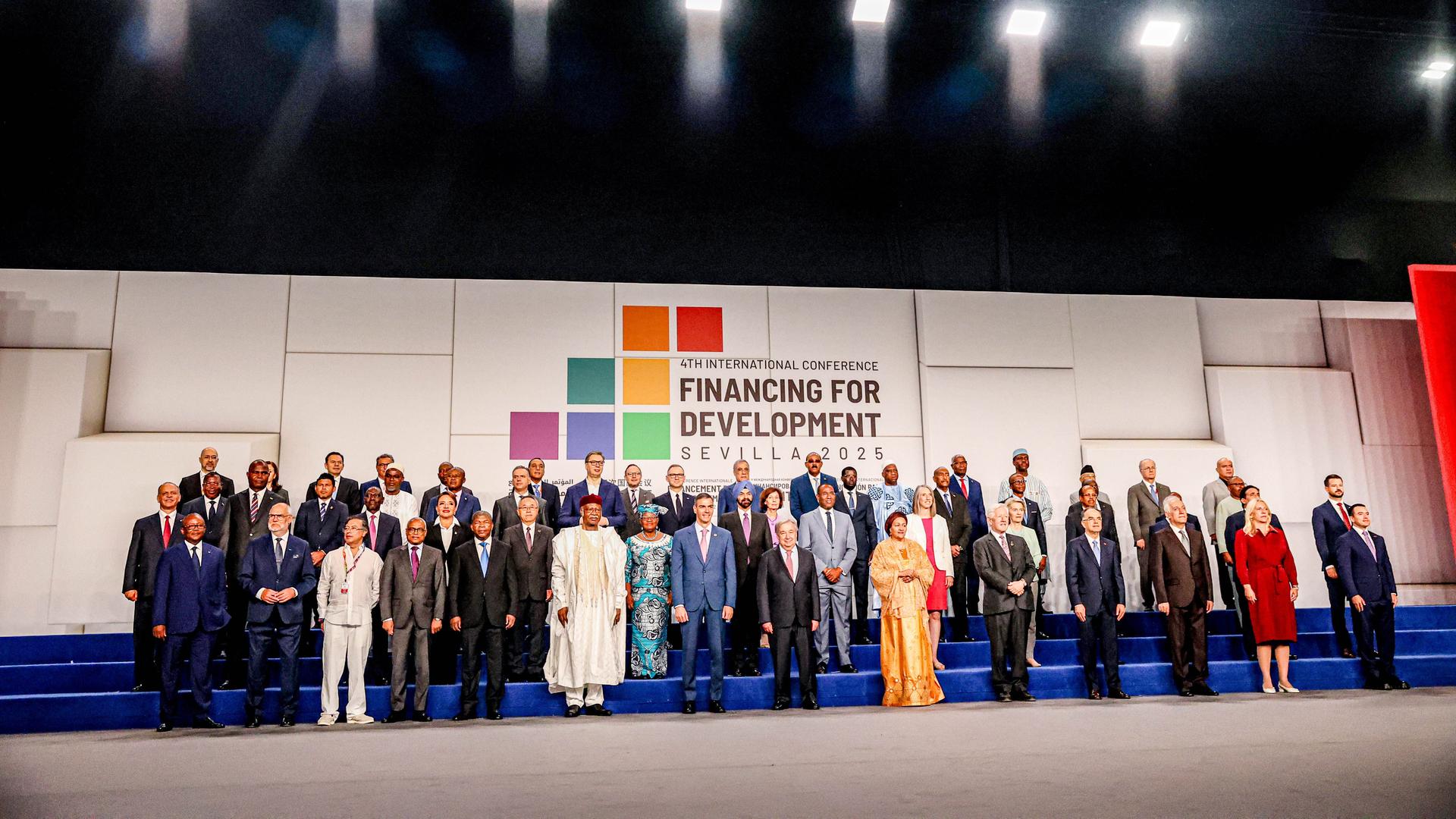 Ein Familienfoto der Teilnehmer der UNO-Konferenz zur Entwicklungsfinanzierung in Sevilla, Spanien. 