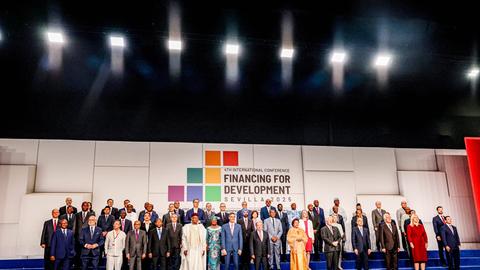 Ein Familienfoto der Teilnehmer der UNO-Konferenz zur Entwicklungsfinanzierung in Sevilla, Spanien. 