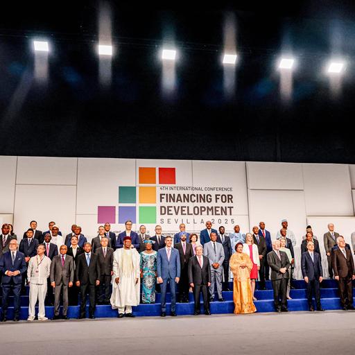 Ein Familienfoto der Teilnehmer der UNO-Konferenz zur Entwicklungsfinanzierung in Sevilla, Spanien. 