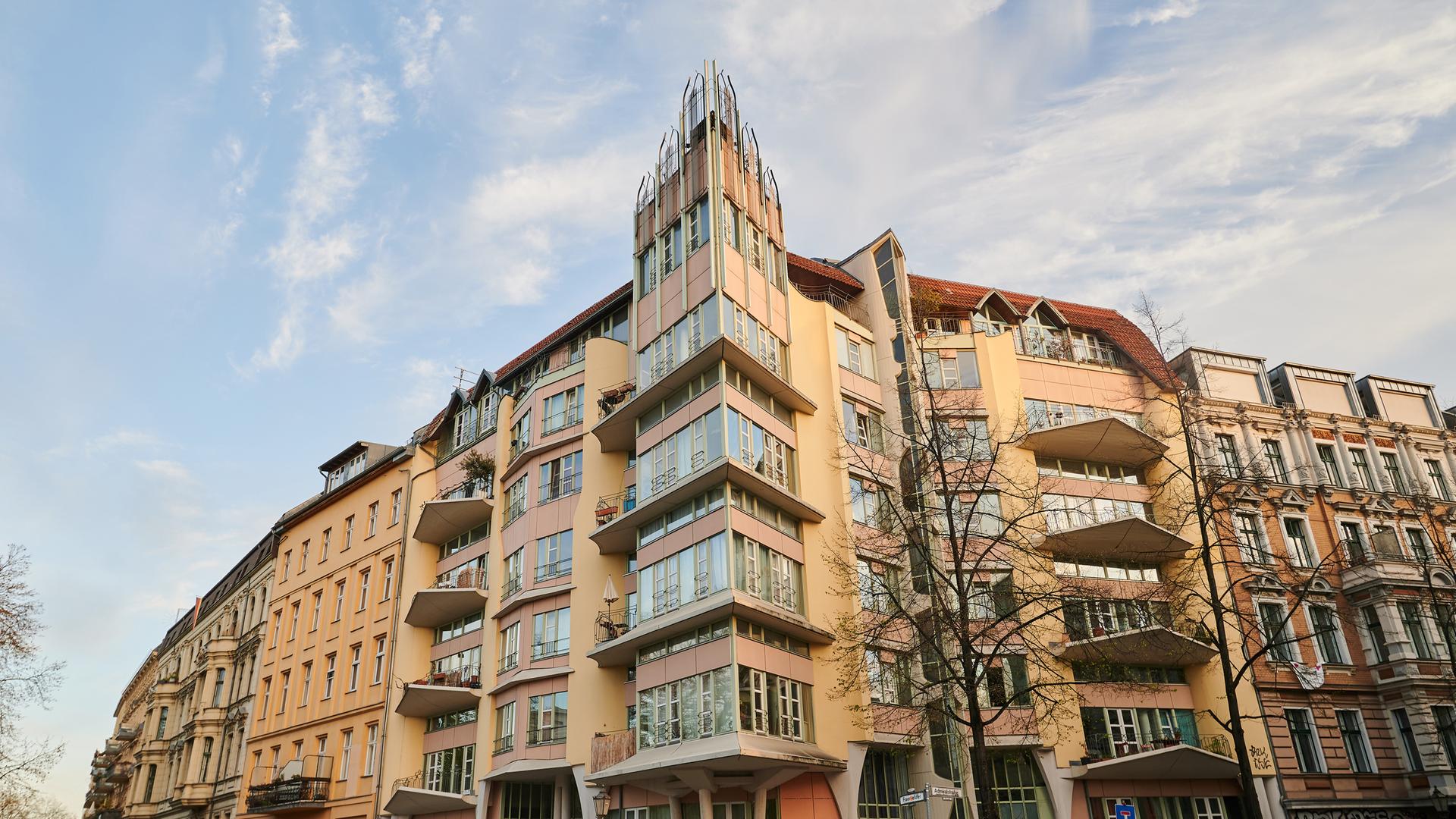 Das Bild zeigt das Torhaus am Fraenkelufer in Berlin, Ecke Admiralstraße. Das Bild zeigt das Torhaus am Fraenkelufer in Berlin, Ecke Admiralstraße.