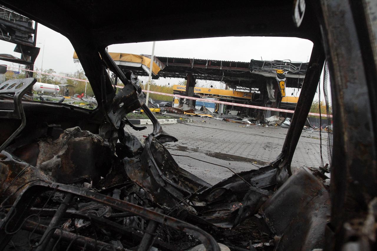 Zerstörte Tankstelle in der ukrainischen Stadt Dnipro nach einem russischen Raketenangriff