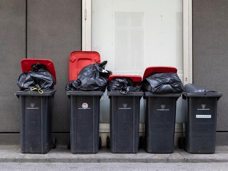 Müllcontainer in einer Straße 