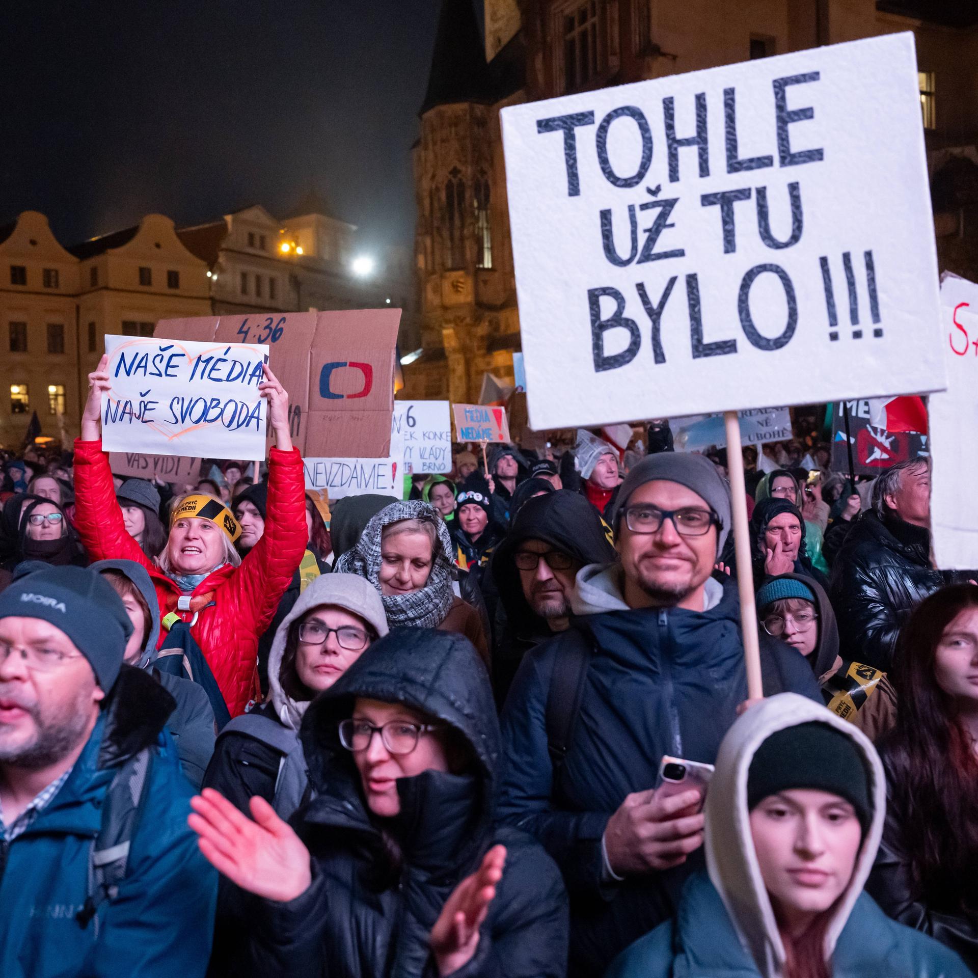 Demonstranten mit Schildern in Tschechien