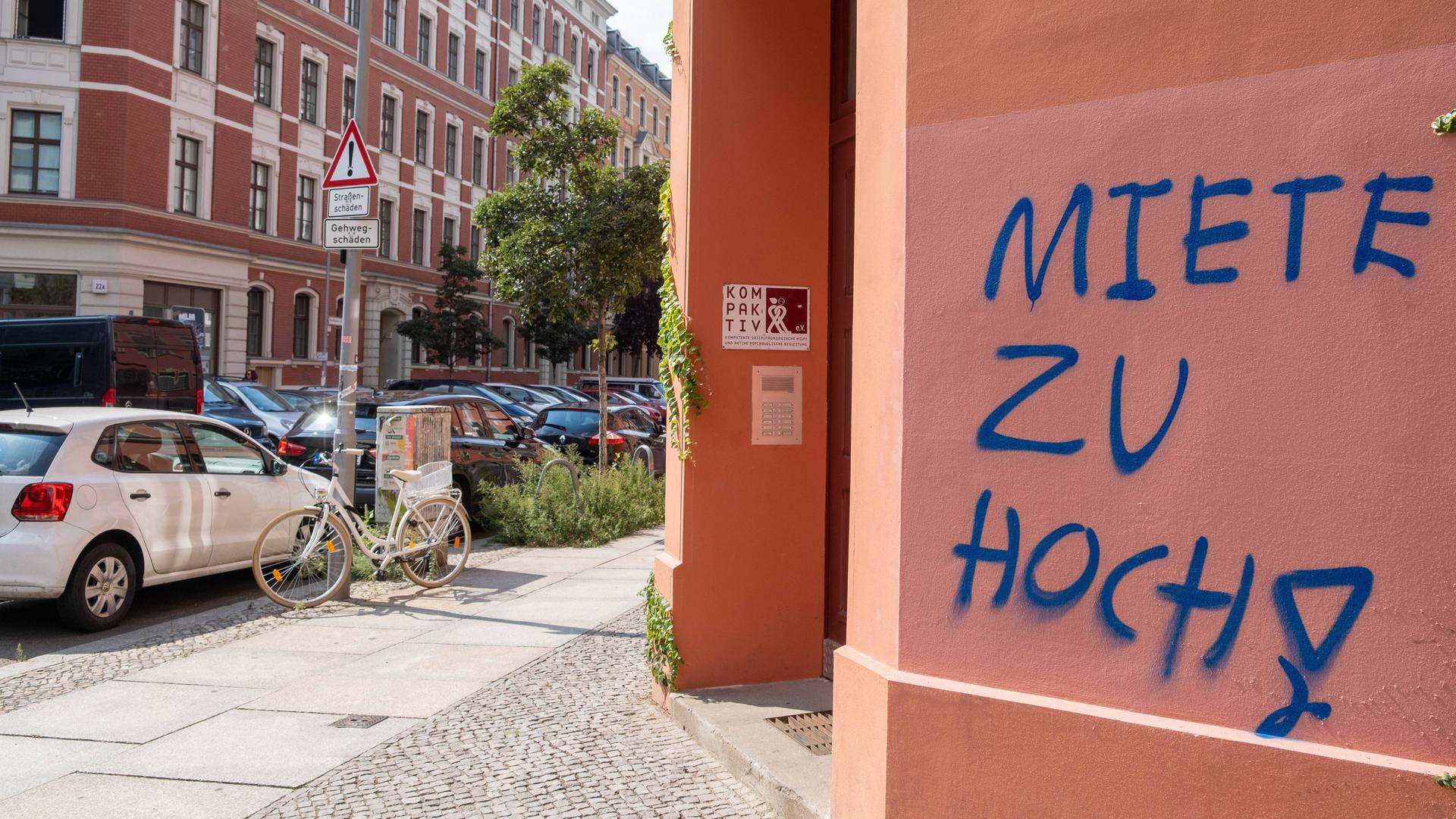 MIETE ZU HOCH - Schriftzug an einem Wohnhaus in der Pappelallee im Berliner Standtteil Prenzlauer Berg.