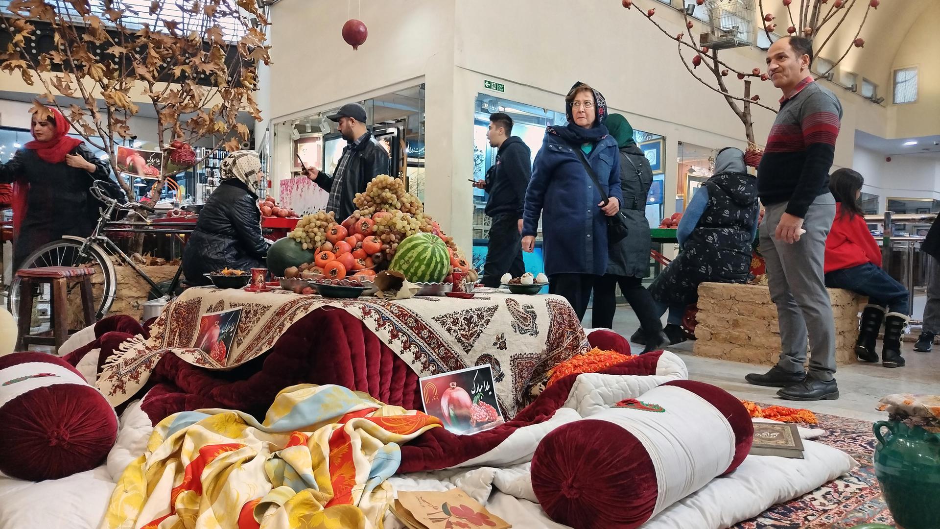 Dekoration für die Jalda-Nacht in einem Einkaufszentrum in Teheran.